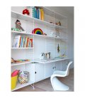 Estantería STRING de 3 módulos con 2 cabinets y 2 escritorios en blanco.