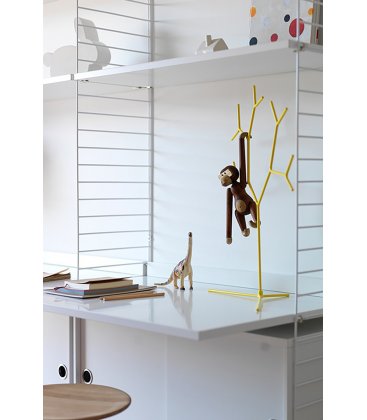 Estantería STRING de 3 módulos con 2 cabinets y 2 escritorios en blanco.
