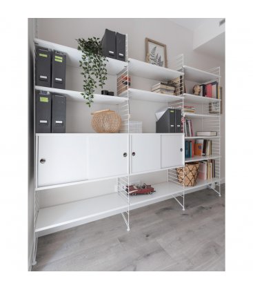 Estantería STRING de 3 módulos con 2 cabinets en blanco.