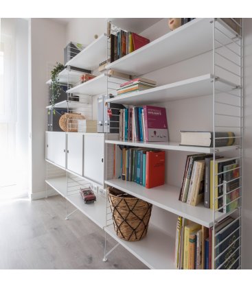 Estantería STRING de 3 módulos con 2 cabinets en blanco.