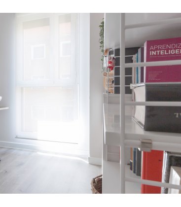Estantería STRING de 3 módulos con 2 cabinets en blanco.