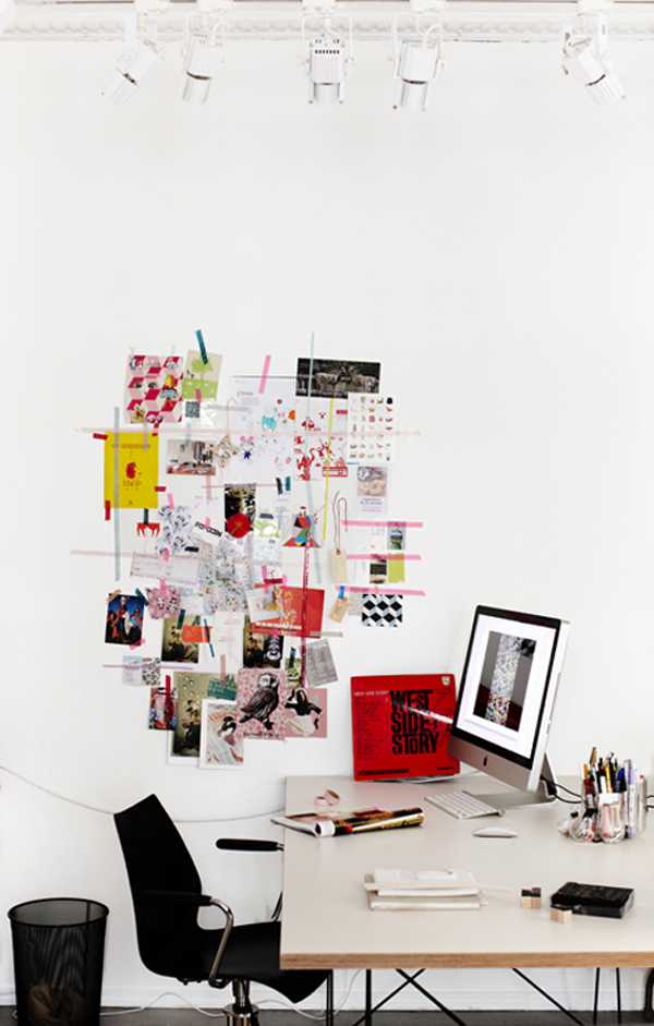 Collages de fotos y dibujos sobre una mesa de trabajo.Foto vía boligliv