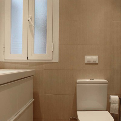 El baño es cómodo y funcional e incluye un mueble empotrado junto a la ducha que alberga parte de las instalaciones.