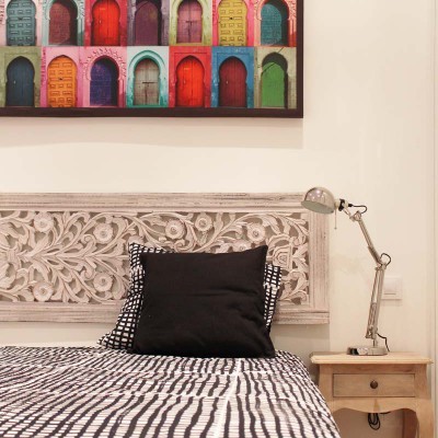 El dormitorio se decora con motivos étnicos, consiguiendo una imagen muy chic.