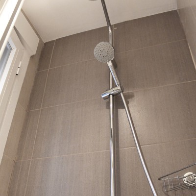 Las dimensiones del baño, que además cuenta con dos ventanas, permitían incluir algo de color en los acabados.