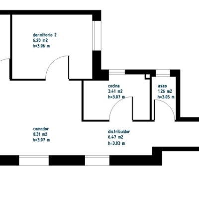 La distribución de la vivienda era la original de principios del siglo XX: dos dormitorios, un estar muy pequeño y de paso, una cocina muy reducida y un baño en el que apenas cabía el inodoro.