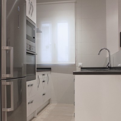 La cocina, aunque muy pequeñita, resulta funcional y alberga todo el programa necesario.