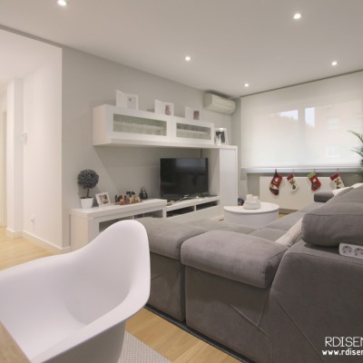 Se propone una iluminación decorativa específica para cada zona. Luces empotradas en la zona de estar y lámparas suspendidas en el comedor. El detalle de la iluminacion en el foseado da personalidad y realza la presencia del cuadro de gran formato.