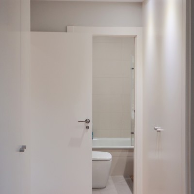 Aunque los propietarios no contaban con ello, con la nueva distribución conseguimos incorporar un baño en suite y dos armarios grandes, uno a la entrada y otro a los pies de la cama.