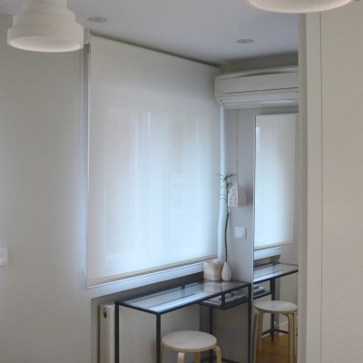 Incorporamos una pequeña zona de trabajo-tocador-vestidor con un gran espejo que permite ganar amplitud y refleja la luz y el jardín exterior.