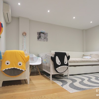 Para la habitación de los pequeños, uno de dos años y medio y dos de 6 meses, propusimos un juego de literas que permitiese aprovechar el espacio restante para juegos y estudio. De momento, mientras los más pequeños crecen, la habitación se amuebla con una cama y dos cunas.