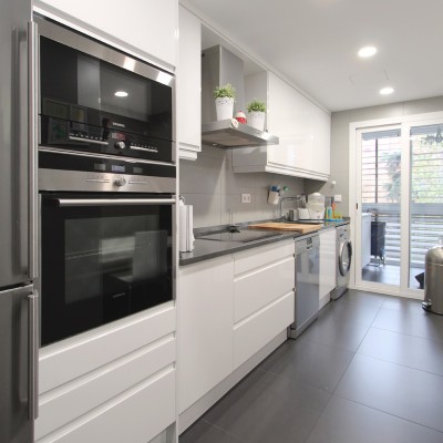 La familia hace mucha vida en la cocina, por lo que era importante que esta fuese espaciosa y contase con una zona de office para comer en familia.