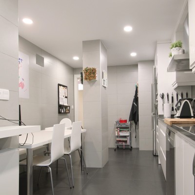 La nueva distribución permitió ampliar sensiblemente la superficie de cocina sin perder espacio en el resto de la casa.