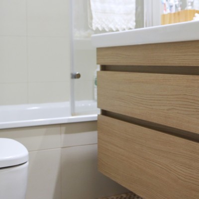 Aunque pequeñitos, se consiguieron dos baños completos con una distribución optimizada que incluye en ambos casos ducha y armarios de gran capacidad.