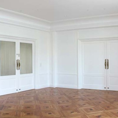 Se mantuvieron las puertas correderas que, como también estaban paneladas, se lacaron en blanco.