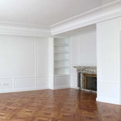 Aprovechamos el zócalo del panelado para pasar la nueva instalación eléctrica. Los nuevos mecanismos son del mismo blanco que el panelado lo que los hace pasar desapercibidos.