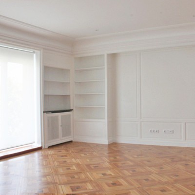 Se conservaron los suelos de madera, a los que se aplicó un lijado y un barniz mate, además de reparar las piezas deterioradas. También se mantuvo el panelado de madera que se lacó en color blanco, también mate.