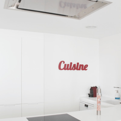 En la cocina se apostó por el total white, con toques de color en la decoración y algunas piezas de mobiliario. El espacio, lleno de recovecos, pilares y bajantes, se consiguió unificar con un diseño adecuado del mobiliario.