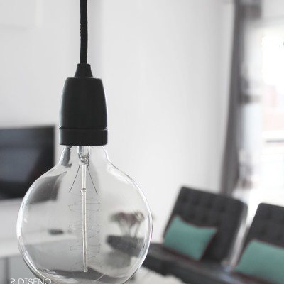 La decoración incluye algunos clásicos del diseño, como la silla Barcelona, combinados con elementos más contemporáneos como los bulbos de Nud Collection.