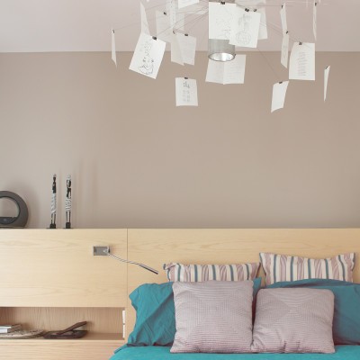 En el dormitorio principal se diseñó un cabecero a medida para aprovechar al máximo la pared disponible.