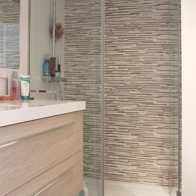 Para el baño en suite se eligieron acabados cálidos, tanto en los azulejos como en el mobiliario.
