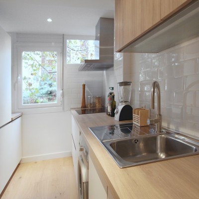 Los propietarios querían integrar la cocina en la distribución de la vivienda, pero sin tirar tabiques ni hacer grandes obras. Para conseguir ese efecto, les propusimos que instalasen el mismo suelo que en el resto de la casa. El tratamiento de la madera garantiza su durabilidad y buen mantenimiento.