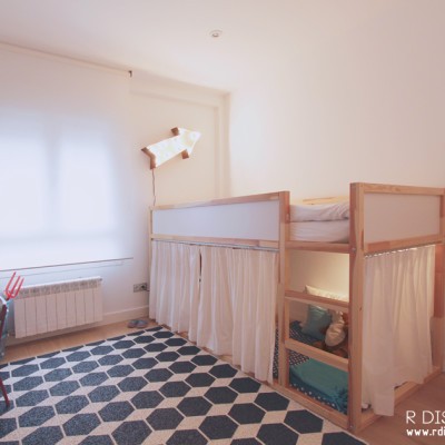 En el cuarto del niño querían incorporar una cama elevada de la firma sueca Ikea, y una alfombra de juegos que tuviese fácil mantenimiento.
