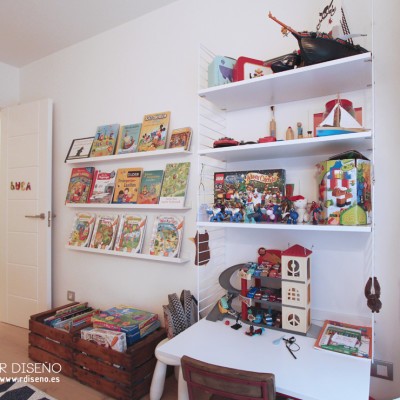 Junto a la ventana incorporamos una String que funciona como mesa de juegos y de estudio y cuyo tablero de trabajo puede adaptarse en altura y crecer con el usuario.