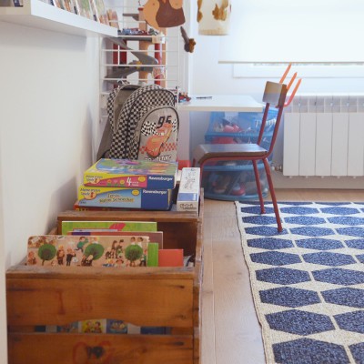 La envolvente, muy neutra, hace que el colorido de los juguetes y libros del niño se integren a la perfección en la decoración.