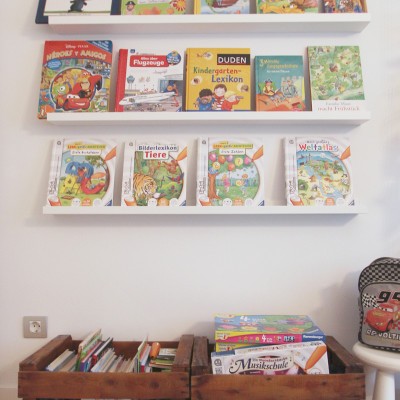 El pequeño tiene muchos libros y jueguetes que nos pareció bien utilizar como parte de la decoración, dejándolos a la vista. Para ello propusimos una pequeña biblioteca con estantes Ribba de la firma sueca Ikea complementados con cajas de fruta antiguas.