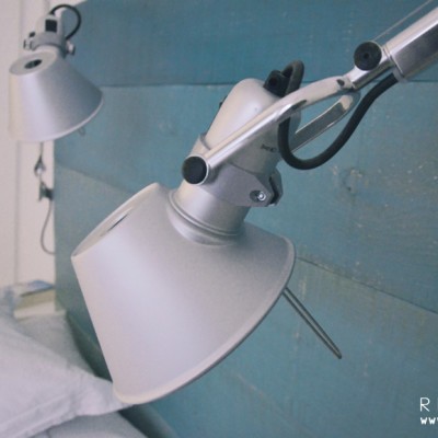 Aunque se introduce una nota de color con el cabecero se mantiene un tratamiento natural de la madera, acorde con el criterio global de la casa. Los flexos Tolomeo aportan un toque desenfadado a la decoración.