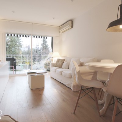 Con el cambio de suelo y luces de tonalidad clara se consigue dar un aspecto muy cálido al estar-comedor. También se cambiaron algunos mecanismos eléctricos para adaptarlos a la nueva distribución de mobiliario, mucho más funcional.