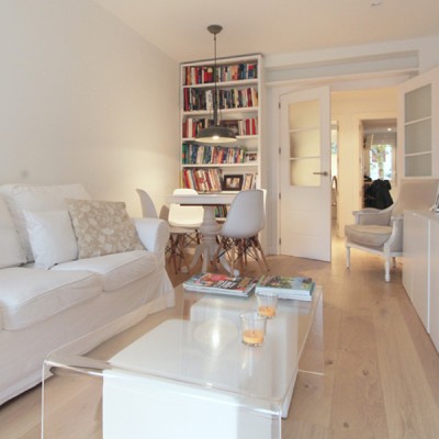 Se reutilizaron muebles como el sofá o la lámpara de pie y otros se adaptaron, como la mesa de comedor, demasiado alta para las sillas DSW. La estantería original a medida les venía genial, así que la lacamos en blanco y se dejó incorporada al salón.