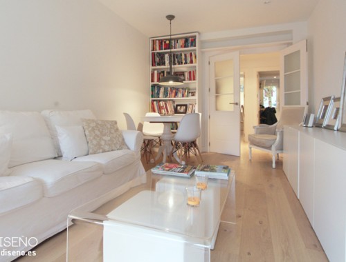 Se reutilizaron muebles como el sofá o la lámpara de pie y otros se adaptaron, como la mesa de comedor, demasiado alta para las sillas DSW. La estantería original a medida les venía genial, así que la lacamos en blanco y se dejó incorporada al salón.