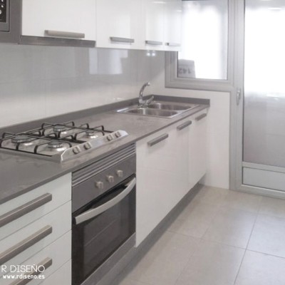 En la cocina se utilizaron los mismos suelos y alicatados que en los baños, para dar una imagen más uniforme y elegante.