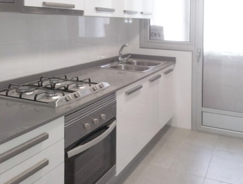 En la cocina se utilizaron los mismos suelos y alicatados que en los baños, para dar una imagen más uniforme y elegante.