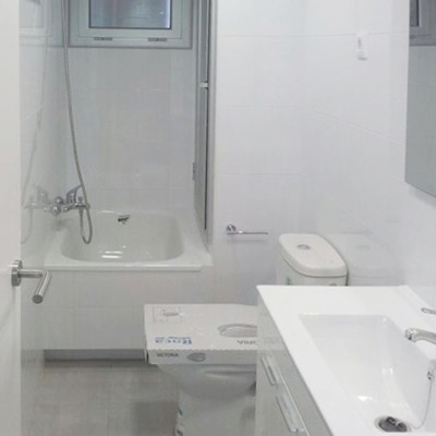 Para abaratar costes se incluyo bañera en lugar de ducha. Debido a las dimensiones, muy ajustadas, se instaló un mueble con poco fondo pero de gran capacidad.
