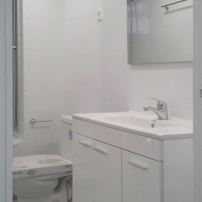 En el baño se actualizaron los acabados y las instalaciones, buscando una envolvente neutra que potenciase al máximo la luz.