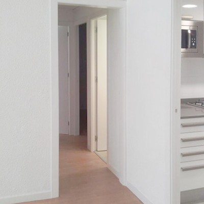 Las paredes, puertas y rodapiés se instalaron en madera en crudo y se pintaron del mismo blanco que las paredes.