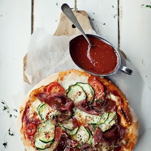 Usar tablas de cortar de madera para presentar comida. Pizzas. R de Room Interiorismo