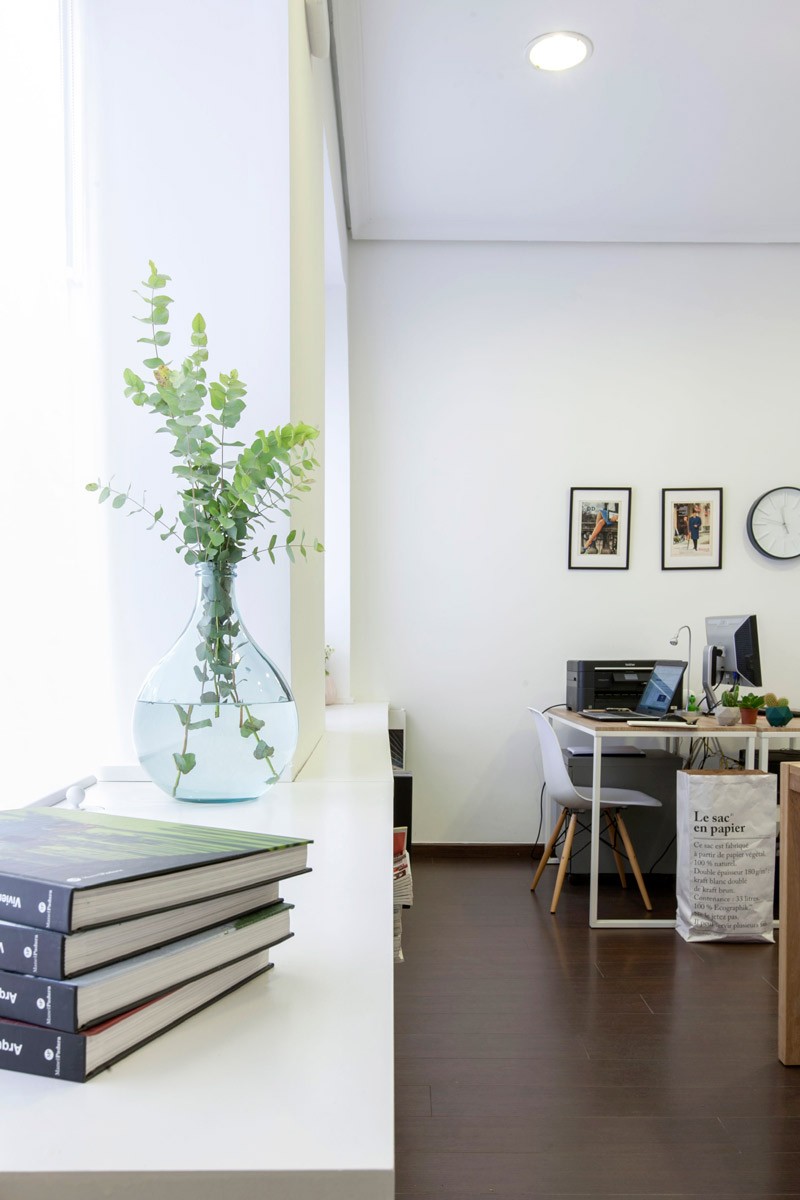 R de Room INTERIORISMO. Oficina con decoración de estilo nórdico en Madrid.