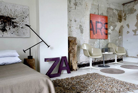 Decorar con letras. Letras grandes apoyadas, con un cuadro de letras sobre la pared. Vía shelterness.com