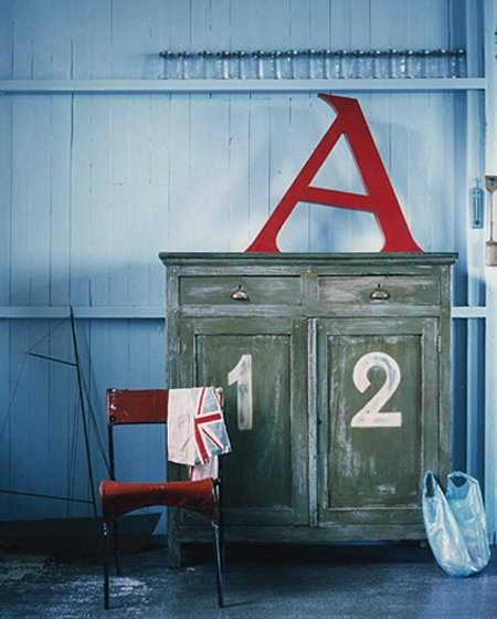 Consejos para decorar con letras. Letras pintadas sobre la pared. Vía Shelterness.com