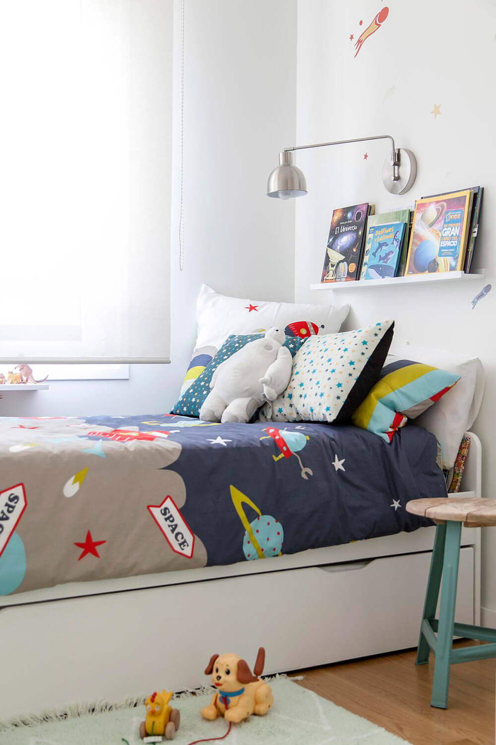 Proyecto de R de Room Amazing Homes. Dormitorio infantil con cama nido blanca y decoración inspirada en el universo.