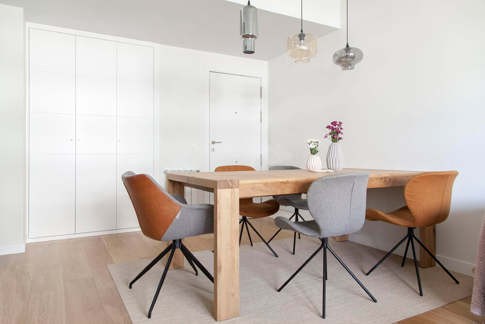 Proyecto de R de Room Amazing Homes. Comedor formado por mesa extensible de madera maciza de roble modelo Malmo y sillas Zuiver.