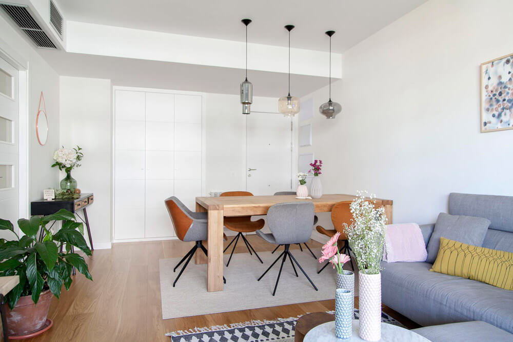 Proyecto de R de Room Amazing Homes. Comedor formado por mesa extensible de madera maciza de roble modelo Malmo y sillas Zuiver.