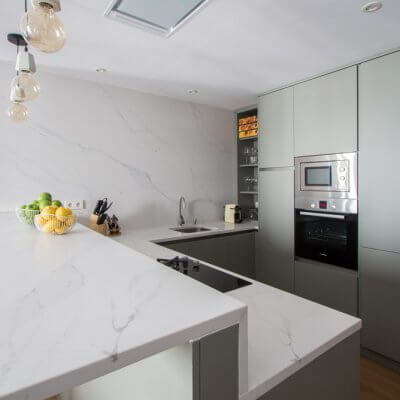 RdeRoom-MADERA reforma e interiorismo de vivienda para alquiler de lujo en Malasaña. Cocina integrada 