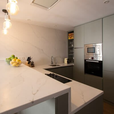 RdeRoom-MADERA reforma e interiorismo de vivienda para alquiler de lujo en Malasaña. Cocina integrada 