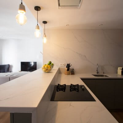 RdeRoom-MADERA reforma e interiorismo de vivienda para alquiler de lujo en Malasaña. Cocina integrada 