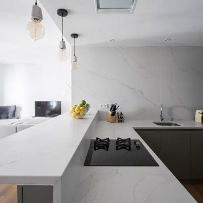 RdeRoom-MADERA reforma e interiorismo de vivienda para alquiler de lujo en Malasaña. Cocina integrada 